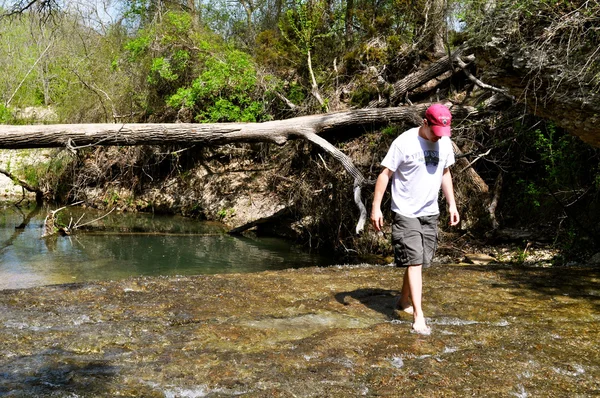 Hombre Camina en el agua — Foto de Stock