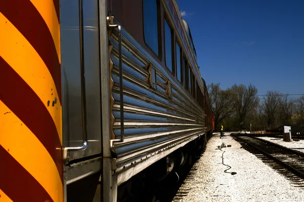 Voiture sur fond ferroviaire — Photo