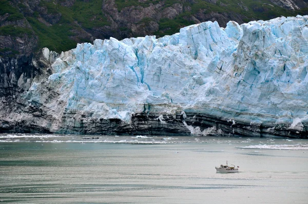 Лодка и ледник — стоковое фото