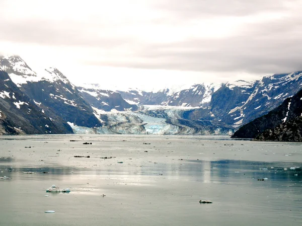 Montagna ghiacciaio e iceberg — Foto Stock