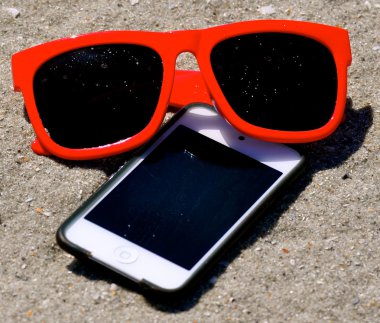 kum - güneş gözlüğü ipod iphone 3