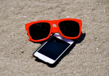 kum - güneş gözlüğü ipod iphone 3