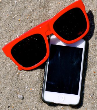 kum - güneş gözlüğü ipod iphone