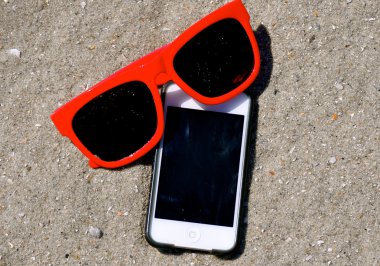 kum - güneş gözlüğü ipod iphone