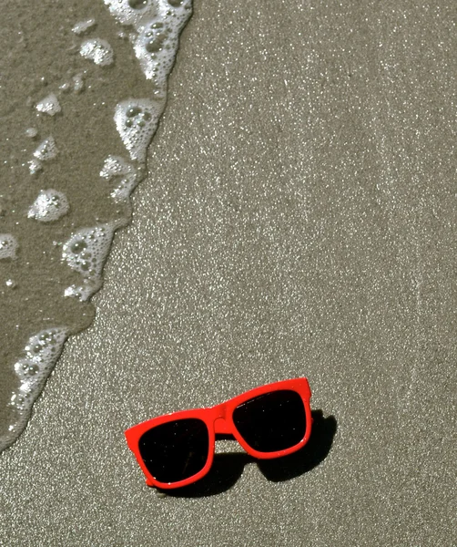 Dans le sable - Lunettes de soleil — Photo