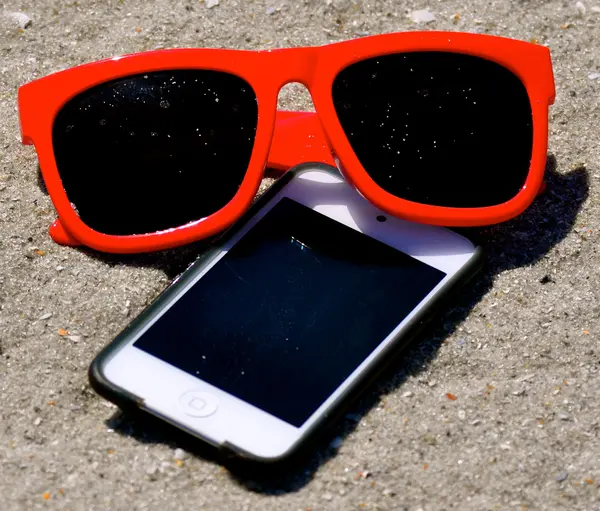 W piasku - okulary ipod iphone 3 — Zdjęcie stockowe