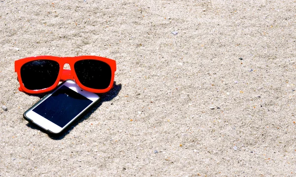 En la arena - Gafas de sol iPod iPhone 7 — Foto de Stock