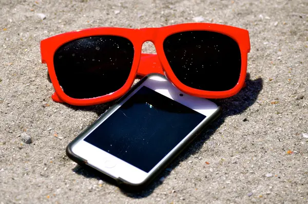 W piasku - okulary ipod iphone 6 — Zdjęcie stockowe