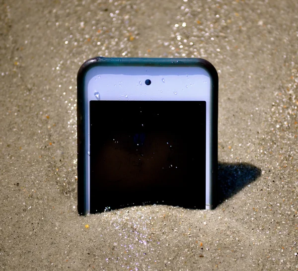 Smartphone nella sabbia simile a iPod — Foto Stock