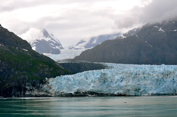 Alaskan gletsjers bergen en water — Stockfoto