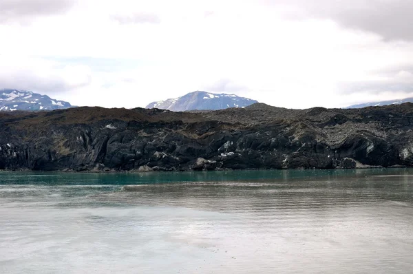 Alaskan bergen en water — Stockfoto