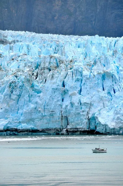 Barca accanto al ghiacciaio — Foto Stock