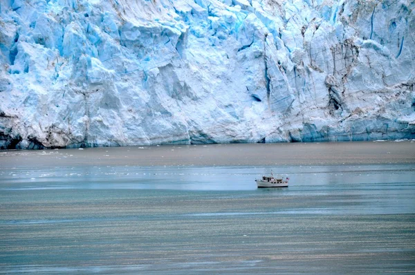 Boat beside glacier — Stock Photo, Image