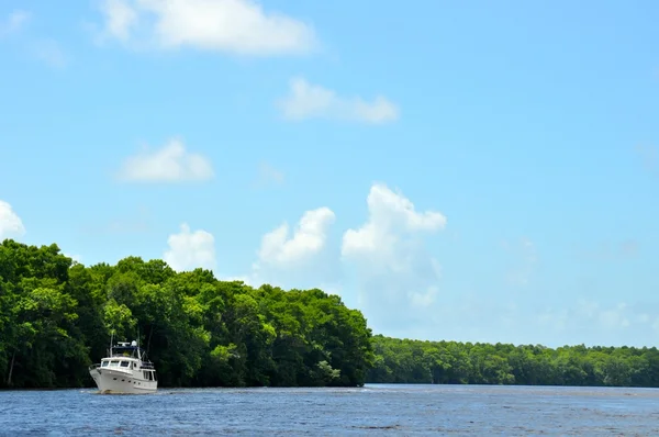 Boat on the Ohio River - Background — Stock Photo, Image