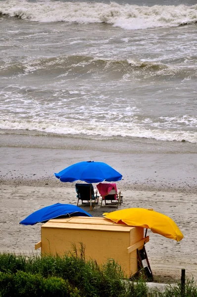 Liegestühle am Strand — Stockfoto