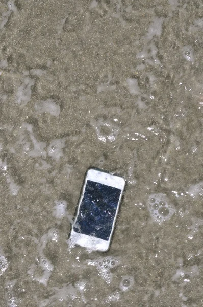 IPod in het zand en water — Stockfoto