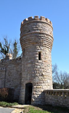 Park sütun üzerine gelin