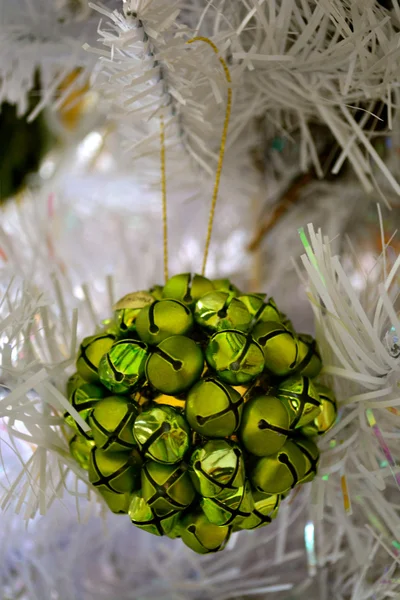 Zielony dzwony ornament — Zdjęcie stockowe
