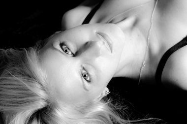 siyah-beyaz sihir kadın portresi