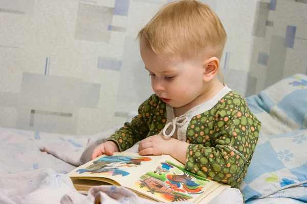 Kleine jongen met boek — Stockfoto