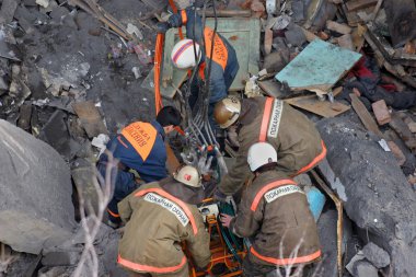 сПАСАТЕЛИ НА РАЗВАЛИНАХ.