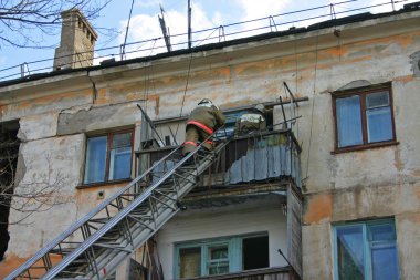 сПАСАТЕЛИ НА РАЗВАЛИНАХ.