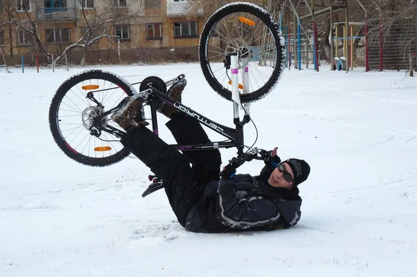 Велосипед зимой на снегу. Велоэкстрим. — Φωτογραφία Αρχείου