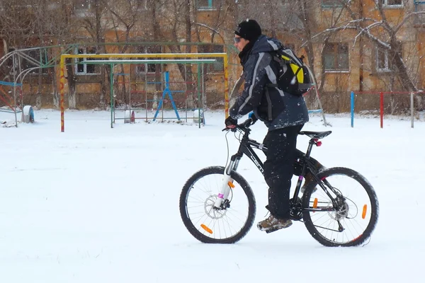 Велосипед зимой на снегу. Велоэкстрим. — Φωτογραφία Αρχείου