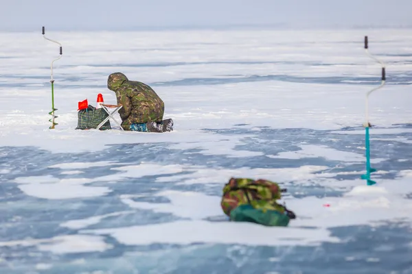 Рыбалка на зимнем снежном озере — стоковое фото