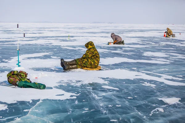 Pesca de hielo en invierno lago de nieve — Foto de Stock