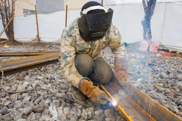 Welder Protective Mask Welding Metal Construction Open Air — Stock Photo, Image