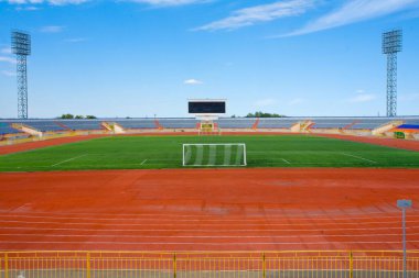 Mavi gökyüzünde gol ve tablo ile futbol sahası