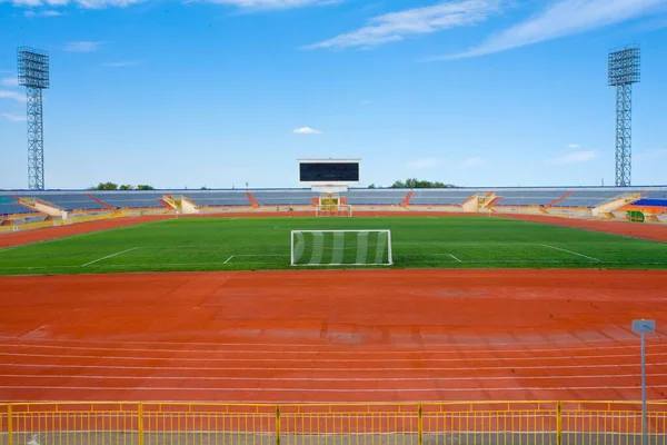 Voetbalveld Met Doelpunt Tablo Blauwe Hemel — Stockfoto