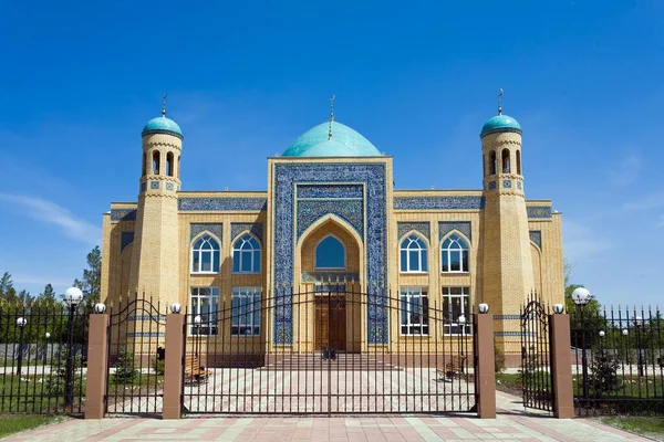 Όμορφο Μουσουλμανικό Τζαμί Μπλε Ουρανό Και Γρασίδι Φωτογραφία Υψηλής Ποιότητας — Φωτογραφία Αρχείου