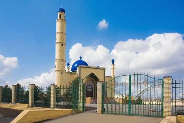 Beautiful Muslim Mosque Blue Skies Grass High Qualiti Photo — 스톡 사진