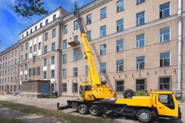 Mobil Crane, inşaat alanında bir yol ve kule vinci üzerinde