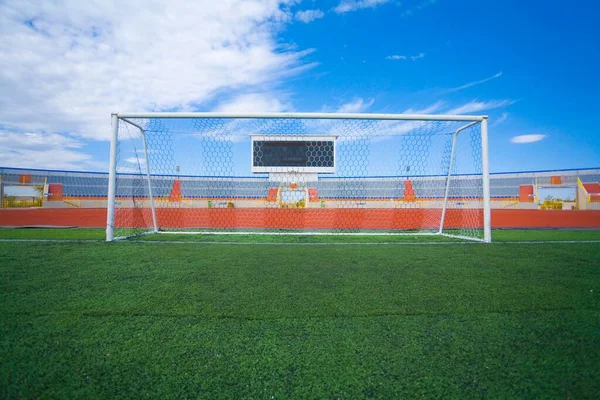 Voetbalveld Met Doelpunt Tablo Blauwe Hemel — Stockfoto