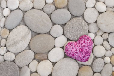 Tek pembe kalp beyaz çakıl taşı üzerinde fotokopi alanı, tebrik kartı ya da hediye paketi için mükemmel.