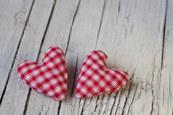 Dois Corações Tecido Rústico Vermelho Branco Verificados Madeira Angustiada Com — Fotografia de Stock