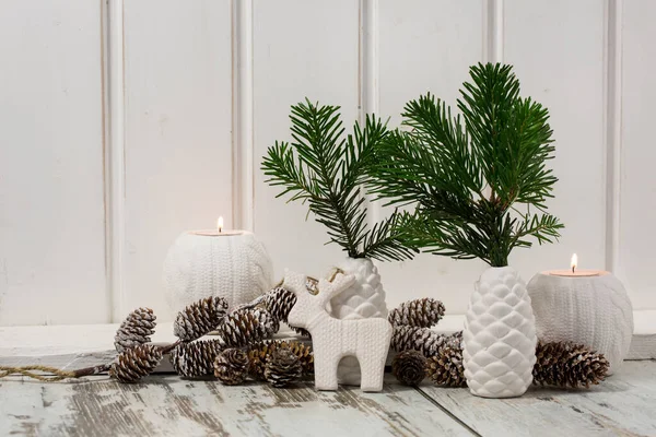 素朴な緑の白いスカンディナヴィアスタイルのクリスマスはまだ白い木製パネルの向かいに住んでおり グリーティングカードやギフトバックや他の休日のプロジェクトに最適です — ストック写真