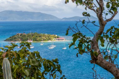 Büyük Camanoe doğal görünümünden Marina Cay İngiliz Virgin Adaları, BVI yelken alanındaki en popüler ankrajları biri için