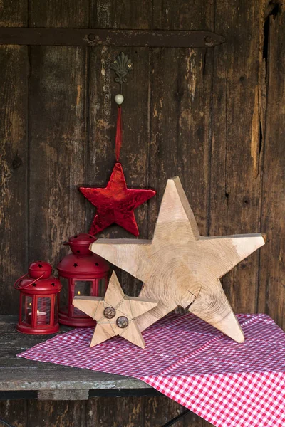 Χριστούγεννα Νεκρή Φύση Στυλ Χώρα Τεράστια Ξύλινα Αστέρια Και Κουκουνάρια — Φωτογραφία Αρχείου