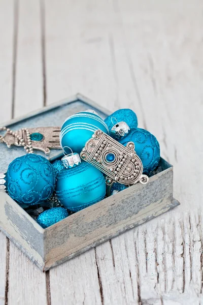 Kék türkiz karácsonyi díszek dobozban — Stock Fotó