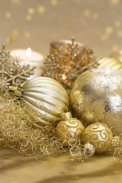 Elegant gouden kerststilleven — Stockfoto