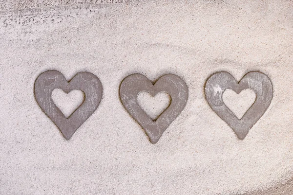Três Corações Madeira Uma Fileira Areia Perfeito Para Cartão Saudação — Fotografia de Stock