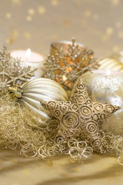 Altın süslemeleri olan varlıklı bir Noel, tebrik kartı ya da hediye için mükemmel bir hediye ve diğer tatil projeleri.