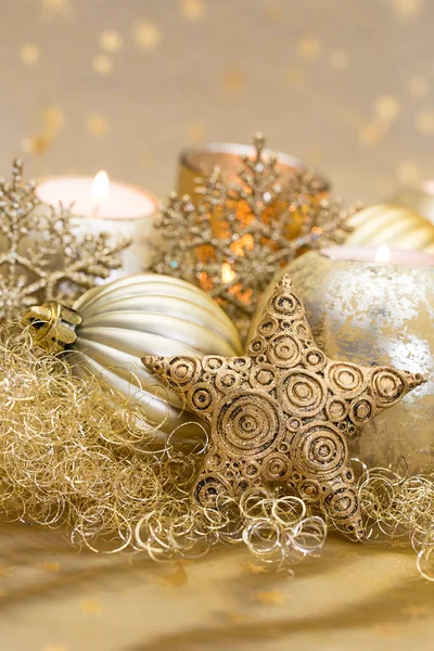 Opulentes Weihnachtsstillleben Mit Goldenen Ornamenten Perfekt Für Eine Grußkarte Oder — Stockfoto