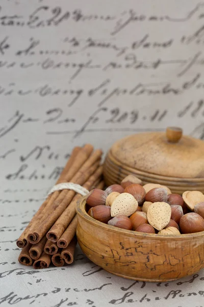 Weihnachtsstillleben Mit Nüssen Und Zimt Perfekt Für Eine Grußkarte Oder — Stockfoto