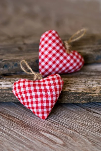 Twee Rood Wit Geruite Rustieke Stoffen Hartjes Noodlijdend Hout Met — Stockfoto