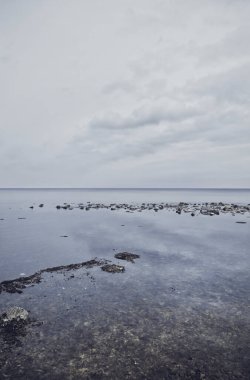 Baltık Denizi kıyısındaki sığ sular Danimarka 'nın Bornholm adasına yaptığı gezide ele geçirildi. Seyahat günlüğü, tebrik kartı veya takvim resmi için mükemmel